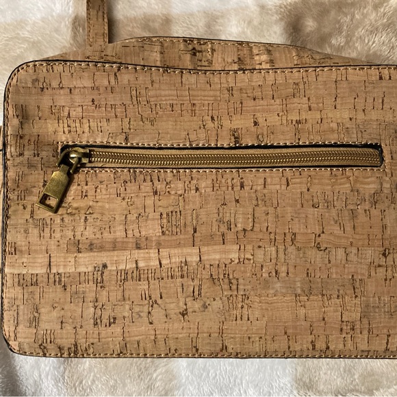 - Stylish and ethical crossbody bag made with sustainable cork fabric - Picture 3 of 5